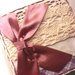 Scatola porta orologio quadrata rivestita con carta quadrettata bianco lilla e decorata grogrè bianco pizzo in cotone ecrù e fiocco in raso color rosa antico