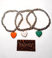 Bracciale elasticizzato con perle color argento e ciondolo cuore colorato 