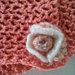 Scaldacollo fatto a mano all'uncinetto con spilla Freeform Crochet