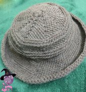 Cappello in lana all'uncinetto per bambina