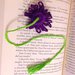 Segnalibro con fiore astra viola e nappina verde, fatto a mano all'uncinetto, per lettrici amanti dei fiori