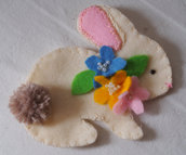 Il mio tenero coniglio di primavera/Pasqua con collare di fiori e perline.Feltro color crema.Fatto a mano.Bomboniera,Spilla,Gioco.