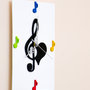 Orologio in legno da parete con note musicali fatto a mano, con sfondo Bianco e note colorate - Musica