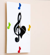 Orologio in legno da parete con note musicali fatto a mano, con sfondo Bianco e note colorate - Musica