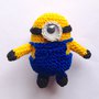 Piccolo Minion amigurumi del film Cattivissimo me, con vestito removibile, fatto a mano all'uncinetto