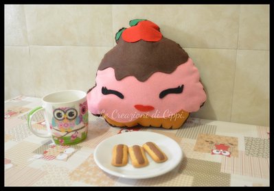 cuscino cupcakes in pannolenci fatto a mano. cuscino cupcakes in pannolenci fatto a mano.