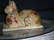 gatto in ceramica decorato