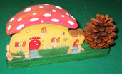 Casetta in miniatura FUNGO con capanna . Fatta interamente a mano. Ovviamente pezzo unico!