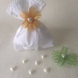 Sacchetto per confetti in sangallo  bianco con merletto in cotone e fiore in chiffon 