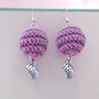 Orecchini pendenti con palline amigurumi a righe rosa e grigie, fatti a mano all'uncinetto, con ciondoli a foglia