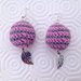 Orecchini pendenti con palline amigurumi a righe rosa e grigie, fatti a mano all'uncinetto, con ciondoli a foglia