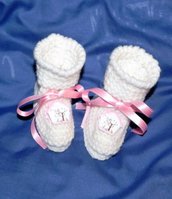 Scarpette neonato in lana bianca realizzate ai ferri