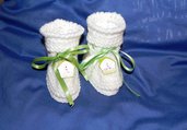 Scarpette neonato in lana bianca realizzate ai ferri
