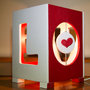 Lampada in legno da tavolo, fatta a mano, con disegni lavorati al traforo - Lampada Love