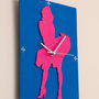 Orologio in legno da parete Marilyn Monroe, fatto a mano, con sfondo Blu e sagoma Fucsia