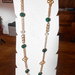 Collana lunga fatta a mano con agate verdi  , cristalli e catene  dorate.