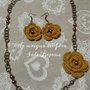 Collana e orecchini con fiori uncinetto giallo senape