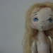 Bambola di stoffa dai biondi capelli ed occhi azzurri