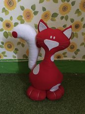 Fermaporta gatto con piedoni realizzato a mano in pannolenci rosso a pois bianchi