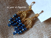 Orecchini pendenti dorati fatti a mano con cristalli blu, idea regalo.
