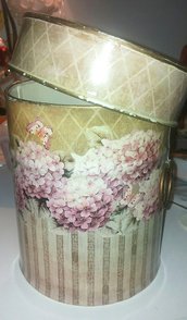 Barattolo in latta con manici decorato con decoupage carta campestre con ortensie e piccole farfalle