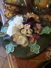 Scatola in legno decorata con fiori in pasta di mais 