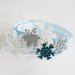 Un copricapo super-decorato con cristalli di ghiaccio e glitter per la festeggiata della festa a tema Frozen