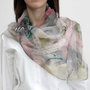 Foulard in chiffon seta pura effetto opaco  completamente dipinto a mano dal color militare addolcito dalle nuance rosa e dettagli bianchi con colori appositi per seta