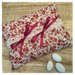 Cuscino per fedi in lino tinta naturale a roselline rosso bordò con pizzo e nastri in raso bordò