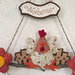 Fuori porta gallina con fiori e scritta "welcome"