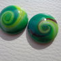 Coppia di cabochon in pasta polimerica swirl verde