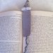 Segnalibro con topo grigio amigurumi amante dei libri, fatto a mano all'uncinetto