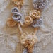 Elegante e ricca COLLANA in maglia tubolare 2 fili (beige/grigio)con fiori a telaio e all'uncinetto.Foglie,rose,elementi a goccia e perle.