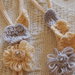 Elegante e ricca COLLANA in maglia tubolare 2 fili (beige/grigio)con fiori a telaio e all'uncinetto.Foglie,rose,elementi a goccia e perle.
