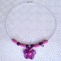 Collana girocollo semirigida con perline di legno viola e rosa e ciondolo a fiore, fatta a mano 