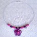 Collana girocollo semirigida con perline di legno viola e rosa e ciondolo a fiore, fatta a mano 