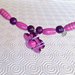 Collana girocollo semirigida con perline di legno viola e rosa e ciondolo a fiore, fatta a mano 