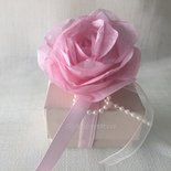 Scatolina quadrata in cartone rigido panna con rosa e fiocco in perle