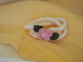 Bracciale in lana tubolare.3 fili color crema.Fiore centrale rosa,con foglie (uncinetto) e perla