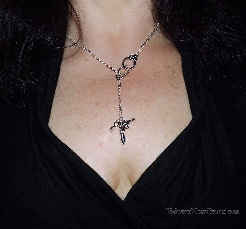 Ragazza Punk Dietro Il Collegamento Chain Fotografia Stock - Immagine