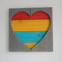 Cuore colorato su pallet legno