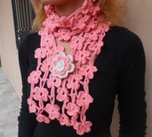 Sciarpina Pinkflowers e rosa con spilla, realizzata in misto lana.