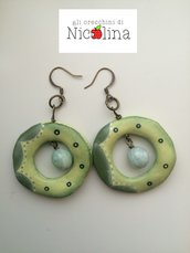 Orecchini cerchio verdi con perla in vetro