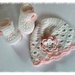 Cappellino berretta neonata ideale per cerimonia  realizzato in cotone filo di scozia bianco e rosa, impreziosito da un fiore. -Modello pink flower