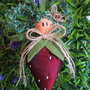 Bambolina a forma di fragola in stoffa di raso colorata con fiocchi e testina in legno