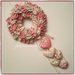 Corona/fiocco nascita petaloso in cotone sui toni del rosa e beige con una cascata di 5 cuori 