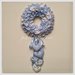 Corona/fiocco nascita petaloso in cotone sui toni dell'azzurro con una cascata di  5 cuori 