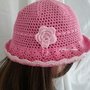 Cappello in cotone fucsia con fiore rosa