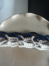 braccialetto lavorato interamente ad uncinetto nei colori bianco blu e tortora
