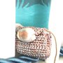 Borsetta "tema mare" lavorata ad uncinetto con filato grigio e celeste ad effetto melangè con applicata conchiglia vera bianca con sfumature grigio-celesti 